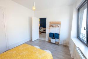 滨海布洛涅LE BALCON DE NOTRE DAME的卧室拥有白色的墙壁、一张床和窗户