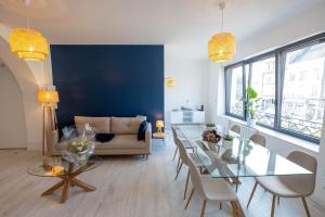 een woonkamer met een tafel en een bank bij LE BALCON DE NOTRE DAME in Boulogne-sur-Mer