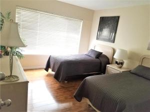 En eller flere senge i et værelse på Santa Maria 2 Bedroom Gulf Front Condo Fort Myers Beach + 6 billeder