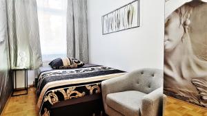 ウィーンにあるVienna CityApartments - Luxury 2のベッドルーム1室(ベッド1台、椅子1脚付)