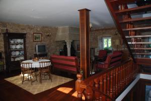 a living room with a table and chairs in a house at Hotel Rustico Casa Do Vento in Bayo