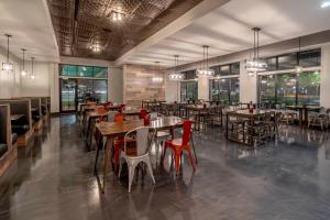 un ristorante con tavoli e sedie in legno e finestre di Holiday Inn & Suites Wausau-Rothschild by IHG a Rothschild