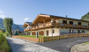 una casa con una valla de madera junto a una carretera en Baderer Apart en Stumm