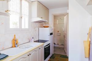 A kitchen or kitchenette at Aria House