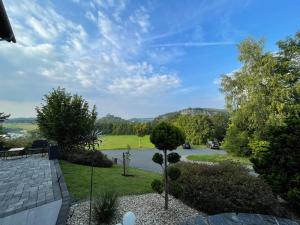 aus einem Haus mit Seeblick in der Unterkunft The Rocks - Ferienwohnung mit Felsenpanorama in Gerolstein