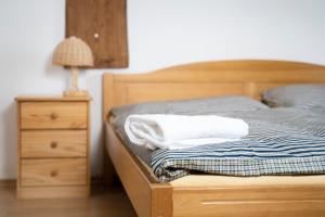 Postel nebo postele na pokoji v ubytování Penzion U Churáňů