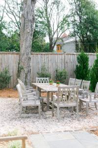una mesa de picnic y sillas en un patio trasero con una valla en Guesthouse Charleston WEST 242 B, en Charleston