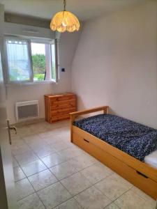 une chambre avec un lit, une commode et une fenêtre dans l'établissement Le Trianon, Magnifique appartement proche plage et Deauville, à Blonville-sur-Mer