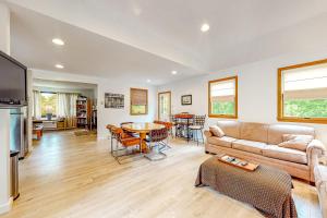 una sala de estar con un sofá y una mesa en Lake Shore Living, en Falmouth