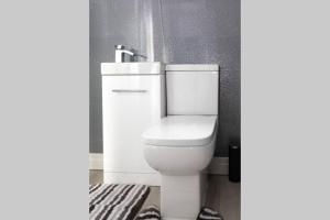 La salle de bains est pourvue de toilettes blanches. dans l'établissement Darlington Town Centre Town House, à Darlington