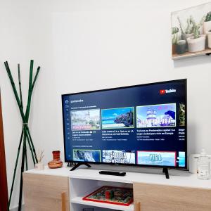A television and/or entertainment centre at Apartamento Casa Tambo, Campelo