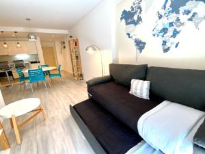 una sala de estar con sofá y un mapa mundial en la pared en Palermo Soho Trendy Studio II en Buenos Aires