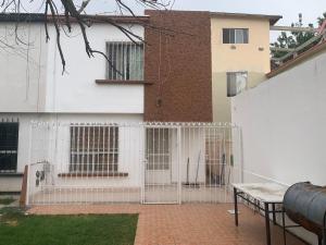 uma cerca branca em frente a uma casa branca em Apartment Blanquita Consulado Cedros em Ciudad Juárez