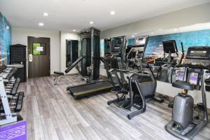 einen Fitnessraum mit Laufbändern und Crosstrainern in der Unterkunft Best Western Plus Lafayette Hotel University Area in Lafayette