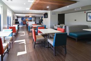 a dining room with tables and chairs in a restaurant at Best Western Plus Lafayette Hotel University Area in Lafayette