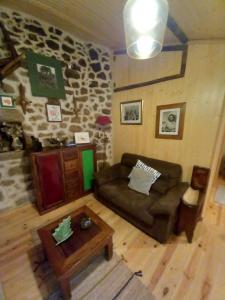 a living room with a couch and a table at Casa da Ti Maria Pereira in Monsanto