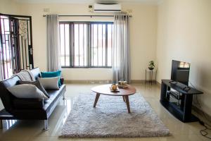 un soggiorno con divano e tavolino da caffè di Modern & secure apartment in Area 43 Lilongwe - self catering a Lilongwe