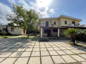 une maison avec une grande terrasse en face dans l'établissement Villa Gc, à Altavilla Milicia