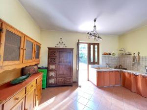 uma grande cozinha com armários de madeira e um grande balcão em Villa Gc em Altavilla Milicia