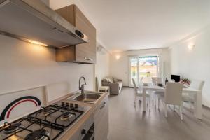 uma cozinha com um lavatório e um fogão forno superior em Wonderful view em Varenna