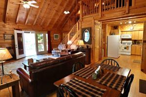 una sala de estar con sofás y mesas en una cabaña en The Crows Nest en Lake Lure