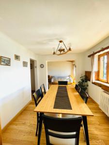 een eetkamer met een houten tafel en stoelen bij Casa Andina in Bariloche