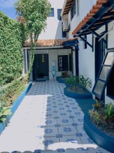 um pátio de uma casa com azulejos azuis e brancos em Pousada Bicho do Mar em Arraial do Cabo