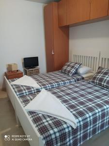 サン・セバスティアン・デ・ラ・ゴメラにあるApartamento San Sebastián de la Gomeraのベッド2台が隣同士に設置された部屋です。