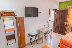 mały pokój z łóżkiem i małym stołem w obiekcie Hotel Santa Fe w mieście Santa Rosa de Copán