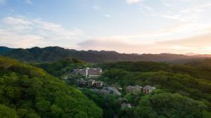 eine Luftansicht eines Resorts inmitten eines Waldes in der Unterkunft Delta Hotels by Marriott Riviera Nayarit, an All-Inclusive Resort in La Cruz de Huanacaxtle