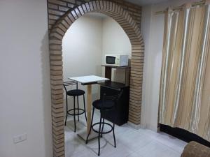 a room with an archway with a table and stools at Ciudad del Este - Departamento con 2 habitaciones, Paraguay in Ciudad del Este
