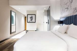 Un dormitorio blanco con una gran cama blanca. en Radisson Blu Anchorage Hotel, en Lagos
