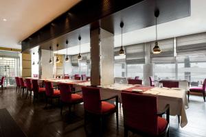 Un restaurante o sitio para comer en Radisson Blu Anchorage Hotel