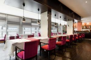 Un restaurante o sitio para comer en Radisson Blu Anchorage Hotel