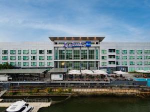 un gran edificio con un barco en el agua en Radisson Blu Anchorage Hotel, en Lagos