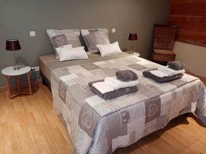 Ένα ή περισσότερα κρεβάτια σε δωμάτιο στο Le gîte Le Marillet