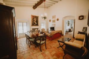 a living room with a table and a dining room at Posada La Casa Del Pintor in Carmona