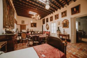 a room with a dining room with a table and chairs at Posada La Casa Del Pintor in Carmona