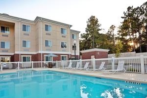 The swimming pool at or close to Holiday Inn Express & Suites Southern Pines-Pinehurst Area, an IHG Hotel