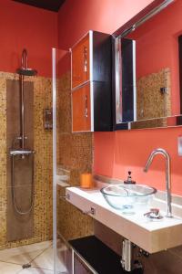 A bathroom at Divi Apartments Villa Reyes 2 Még 29 kép