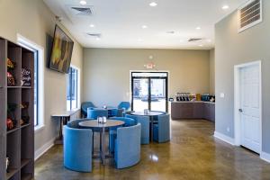 ein Restaurant mit blauen Stühlen und Tischen in einem Zimmer in der Unterkunft Stay Express Inn Chattanooga in Chattanooga