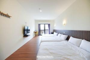 Llit o llits en una habitació de 我們這一家輕旅宿