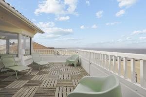 einen Balkon mit Stühlen und Meerblick in der Unterkunft L'appartement Océane - Welkeys in Capbreton