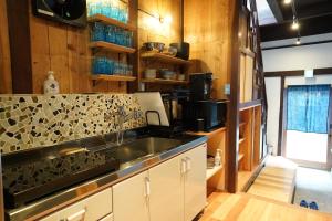 een keuken met een wastafel en een fornuis bij WATOWA in Yunotu