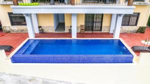 Bassein majutusasutuses 2-Bedroom Ocean-View Condo with Pool või selle lähedal