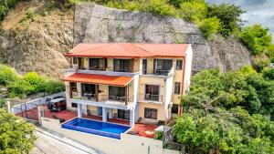 Bazén v ubytování 2-Bedroom Condo with Ocean View and Pool nebo v jeho okolí