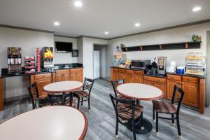 Kuchyň nebo kuchyňský kout v ubytování Days Inn by Wyndham Baytown TX