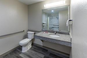 Koupelna v ubytování Days Inn by Wyndham Baytown TX