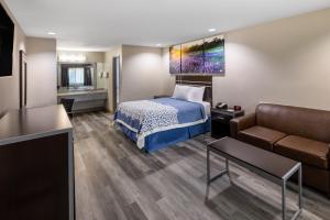 Postel nebo postele na pokoji v ubytování Days Inn by Wyndham Baytown TX