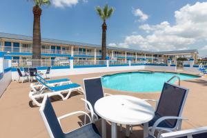 Bazén v ubytování Days Inn by Wyndham Baytown TX nebo v jeho okolí